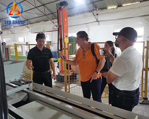 Customers visit the factory -Wet Cast Machinery